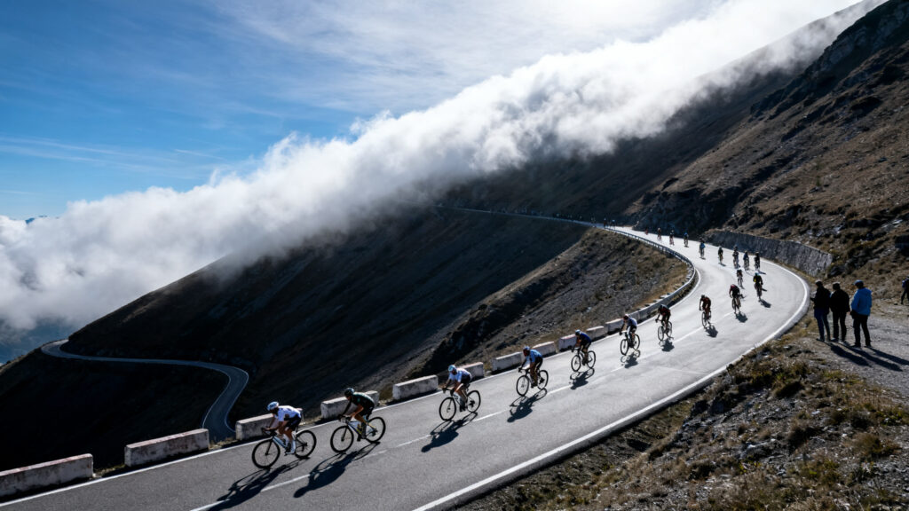 Cyclistes sur un col alpin à forte pente et lacets