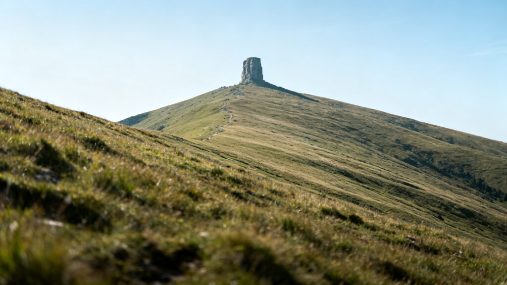 Pentes ouvertes et crête, panorama sauvage du Vercors sud