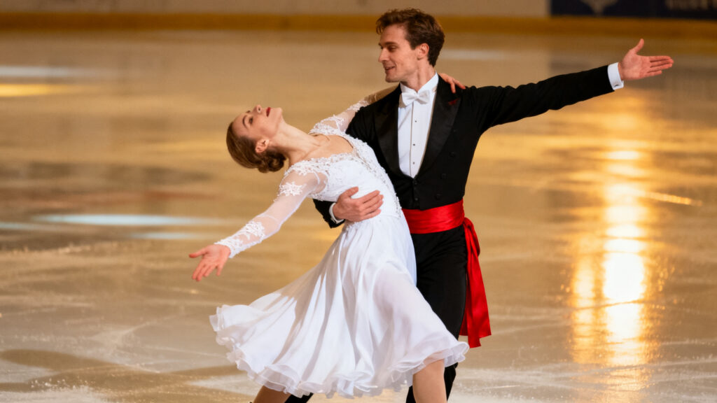 Duo de danse sur glace en plein porté