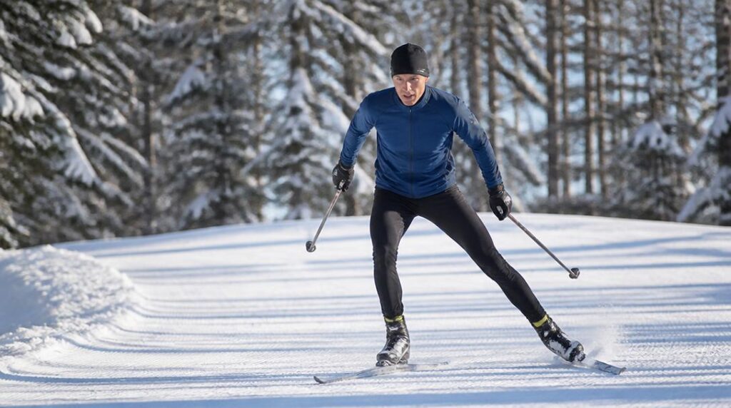 Skieur en pas du patineur sur piste damée